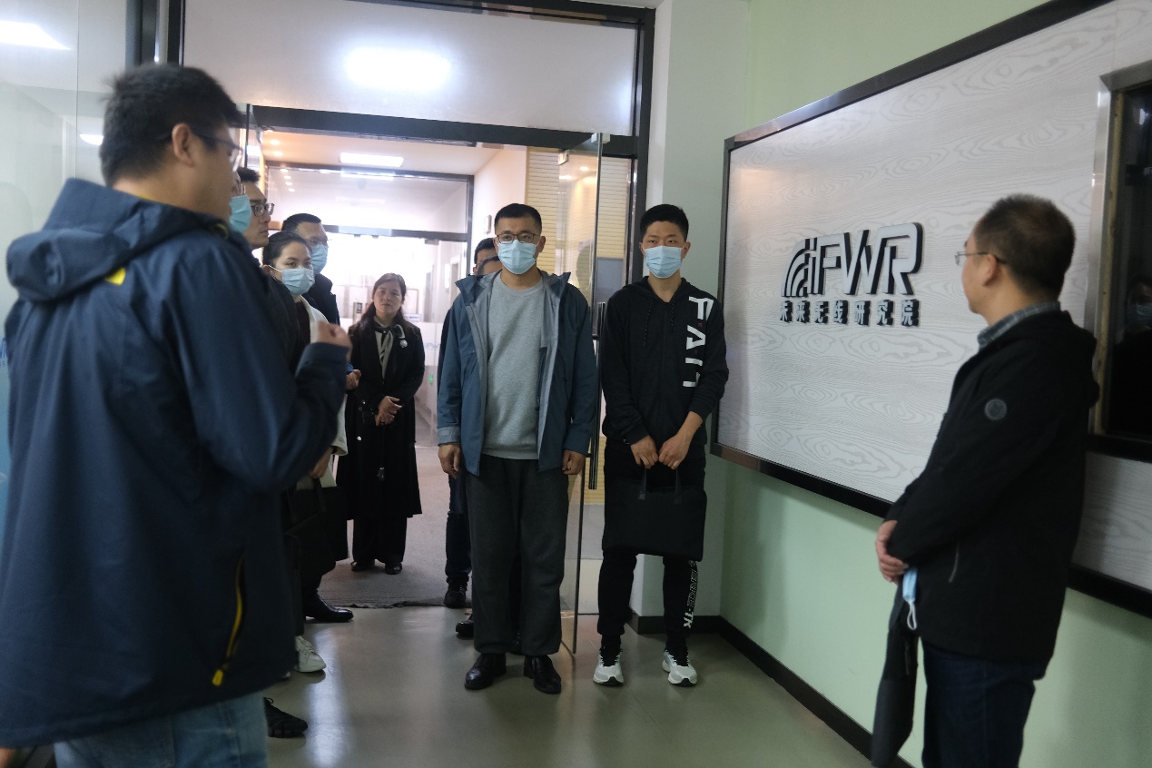 一群人在房间里站着人中度可信度描述已自动生成